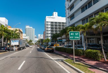 Miami Beach - 12 Ocak 2016: Miami alacakaranlıkta manzarası. Şehir 