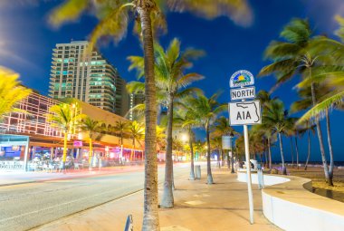 Gece güzel sahil Fort Lauderdale. Şehir ışıkları afte