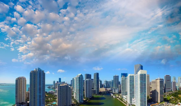 Puesta de sol sobre el centro de Miami y Brickell, vista aérea — Foto de Stock