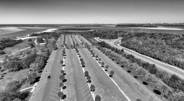 Luftaufnahme leerer Parkplätze in der Nähe des Ozeans — Stockfoto