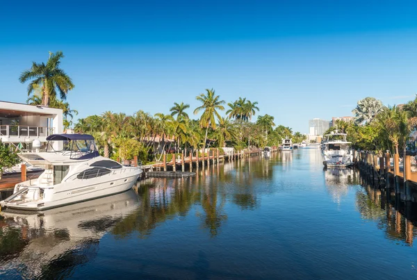フォートローダーデール、フロリダ州。市内の運河の美しい景色 — ストック写真