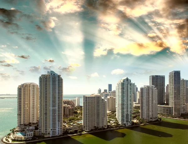 Skyline van Downtown Miami, mooie luchtfoto op een zonnige dag — Stockfoto