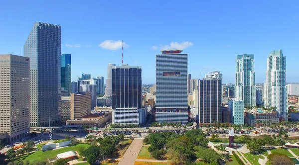 Miami - 25 februari 2016: Luchtfoto skyline van de binnenstad op een beautifu — Stockfoto