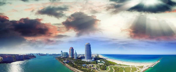 Miami beach sunset skyline vom South Point Park, Luftaufnahme - — Stockfoto