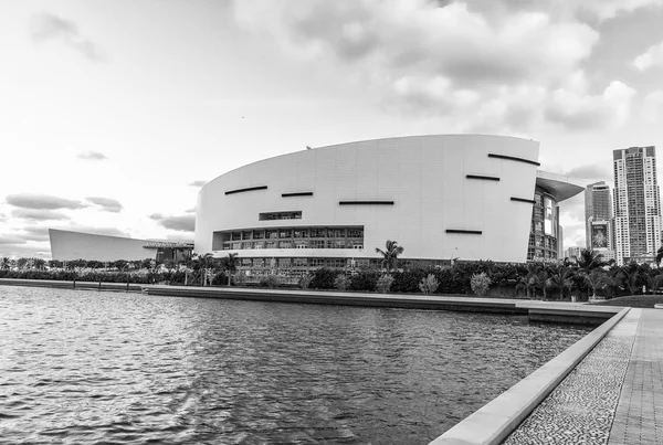 MIAMI - JANEIRO 12, 2016: Estádio American Airlines Arena ao sol — Fotografia de Stock