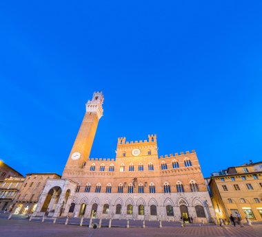 Piazza del Campo, gün batımı ile Palazzo Pubblico, Siena, İtalya