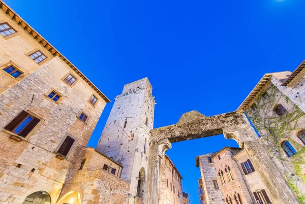 Krásných středověkých uliček San Gimignano, Itálie — Stock fotografie