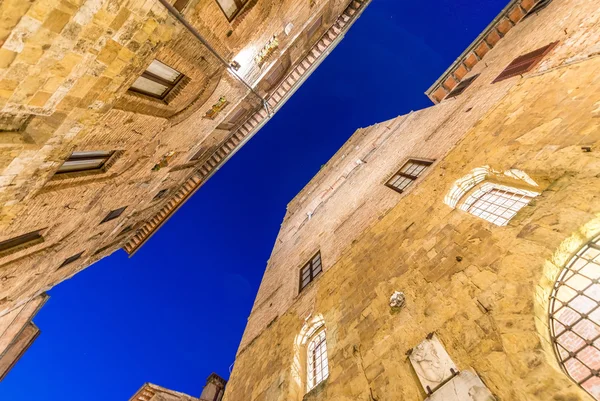 Красивые средневековые улицы Сан-Джиминьяно, Италия — стоковое фото