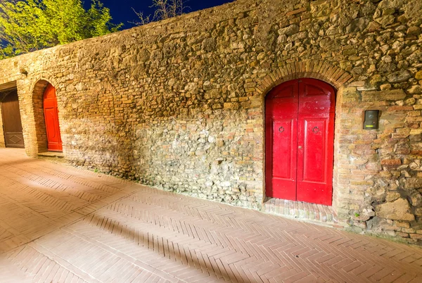 San Gimignano, Toscana. Luz del atardecer sobre arquitectura medieval — Foto de Stock