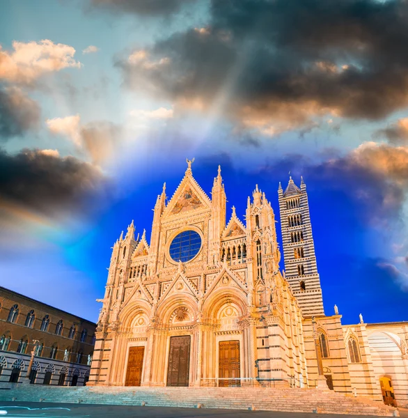 Kathedrale von Siena bei Sonnenuntergang, Toskana - Italien — Stockfoto