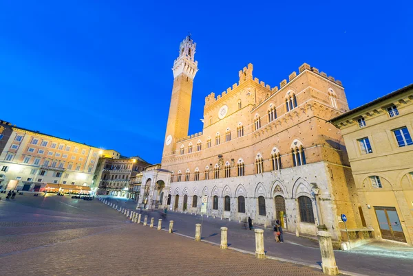 Siena, İtalya - 3 Nisan 2016: Piazza del Campo turist ile 