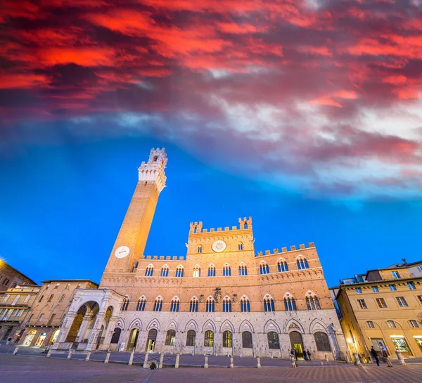 Piazza del Campo, gün batımı ile Palazzo Pubblico, Siena, İtalya