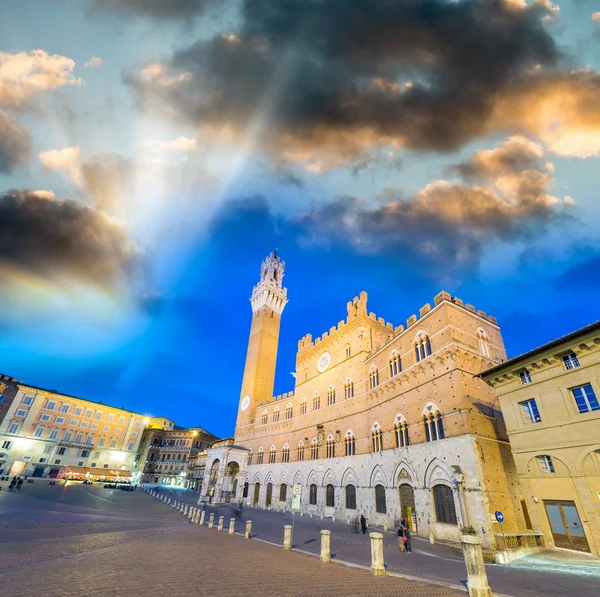 Siena, stad i Toskana, Italien. Medeltida arkitektur — Stockfoto