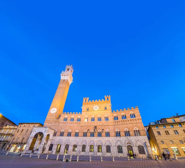 Piazza del Campo, gün batımı ile Palazzo Pubblico, Siena, İtalya