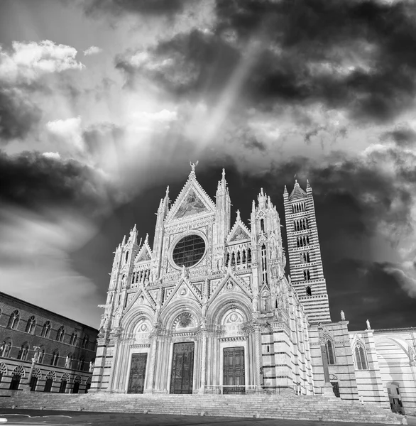 Catedral de Siena ao pôr do sol, Toscana - Itália — Fotografia de Stock