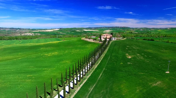 Casa in campagna, vista aerea — Foto Stock