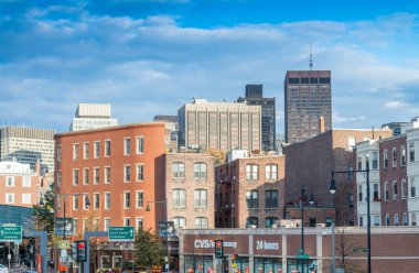 Şehir sokaklarını gün batımında. Boston