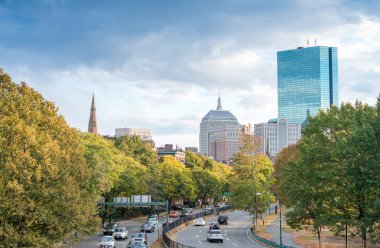 Şehir sokaklarını gün batımında. Boston geldini