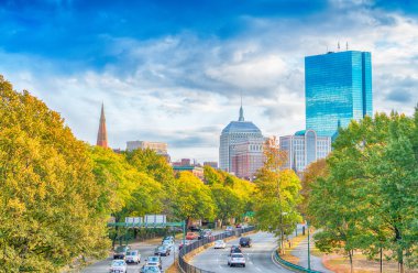 Şehir sokaklarını gün batımında. 