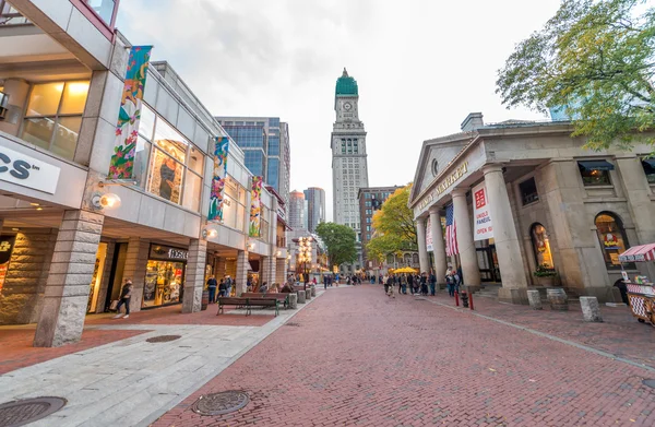 Толпа туристов и местных жителей в Faneuil Hall — стоковое фото