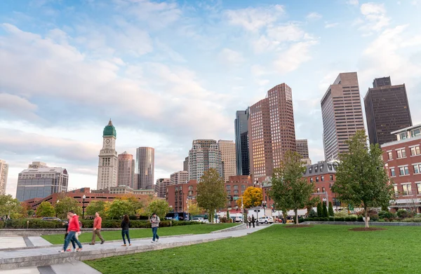 Turister vandrar längs stadsparken. Boston — Stockfoto