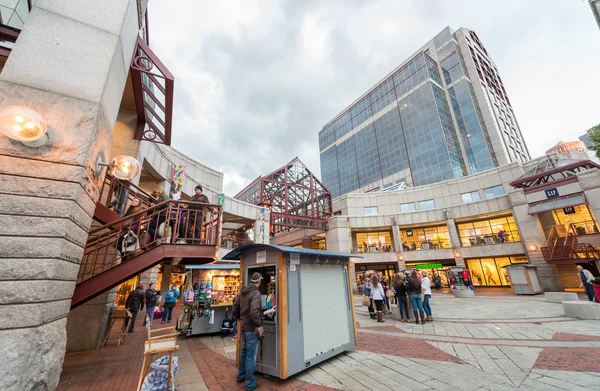 Skara av turister och lokalbefolkning på Faneuil Hall — Stockfoto