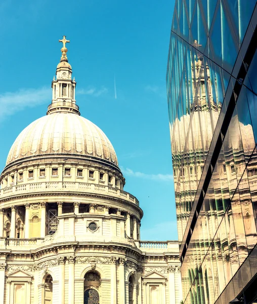 Cathédrale Saint-Paul et reflets de verre emblématiques - Londres — Photo