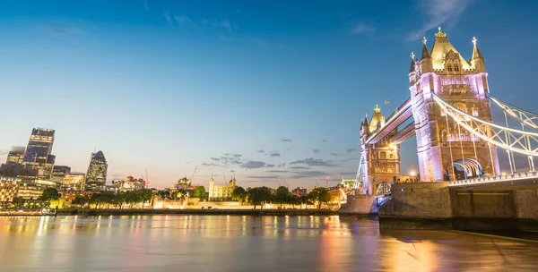 Il Tower Bridge e la City di Londra in una bella serata - Regno Unito — Foto Stock