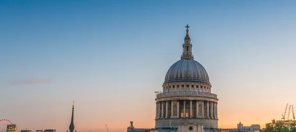 Terrass med utsikt över St Paul Cathedral — Stockfoto