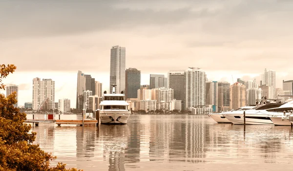 Miami skyline par une journée nuageuse de Rickenbacker Causeway — Photo