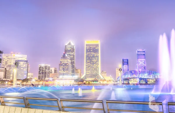 Světla v Jacksonville, Florida. Panorama města v noci — Stock fotografie