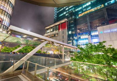 Gece şehir silueti. 