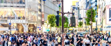 Shibuya Crossing turist alacakaranlıkta. 