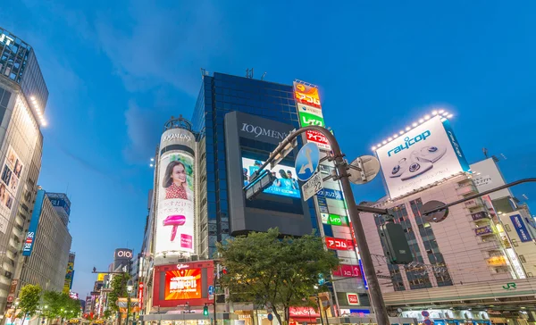 Shibuya Attraversamento al crepuscolo con i turisti . — Foto Stock