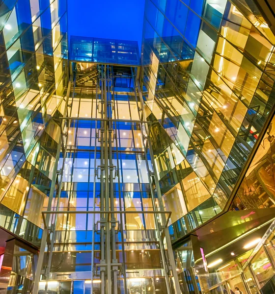 Moderno edificio de vidrio reflexiones nocturnas . —  Fotos de Stock