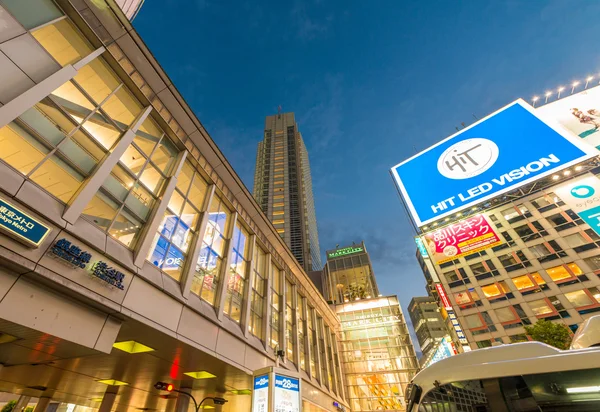 Shibuya-Gebäude in der Abenddämmerung am Shibuya-Übergang — Stockfoto