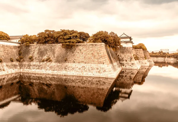 Paredes do Castelo de Osaka com reflexos de água — Fotografia de Stock