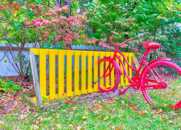 Bicicleta roja estacionada en un césped —  Fotos de Stock