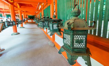 Kasuga-Taisha tapınak gerekçesiyle asılı bronz fenerler, 