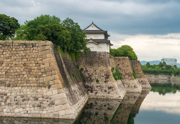 Τείχη του κάστρου της Οσάκα με αντανακλάσεις νερού — Φωτογραφία Αρχείου