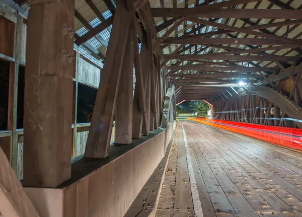 Los senderos de luz del coche dentro de un puente por la noche — Foto de Stock