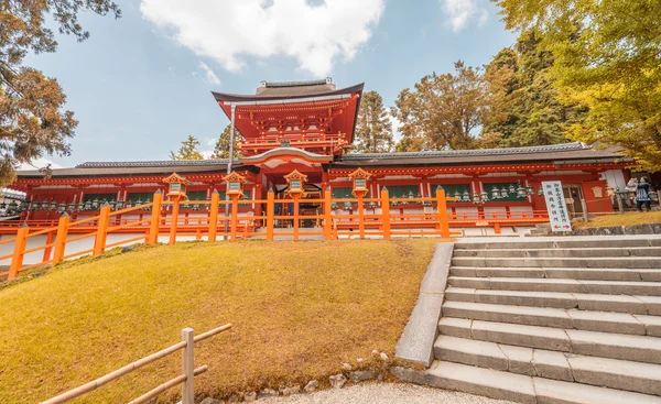 Kasuga Santuário vista exterior cercada por árvores - Nara, Japão — Fotografia de Stock