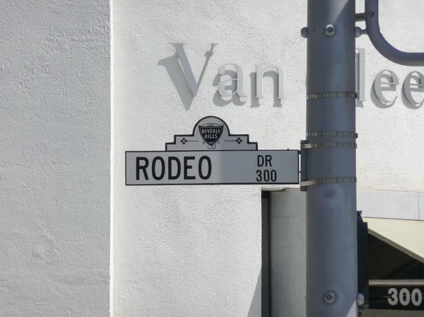 BEVERLY HILLS, CA - AUG 22: Rodeo Drive  street sign in Beverly — Stock Photo, Image