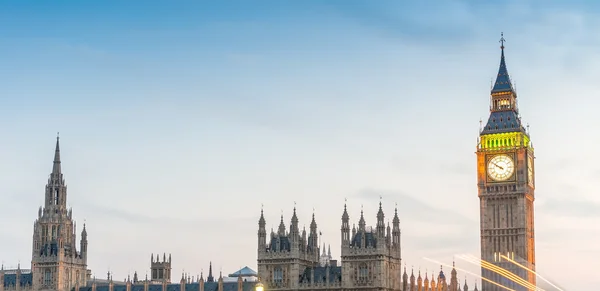 Feux de circulation et Westminster Bridge avec Big Ben sur backgr — Photo