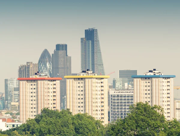 伦敦金融城地平线绿树 — 图库照片