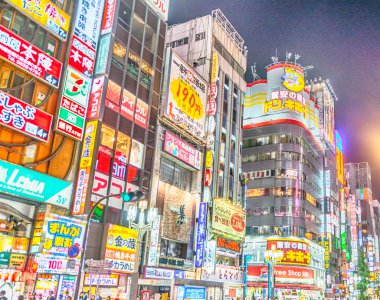 Tokyo - 18 Mayıs 2016. Işıklar, binalar ve Shinjuku reklamlar. ,