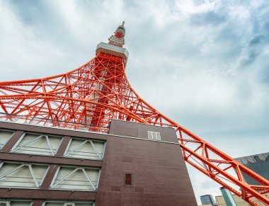 Bulutlu gökyüzü ile Tokyo Kulesi'ne
