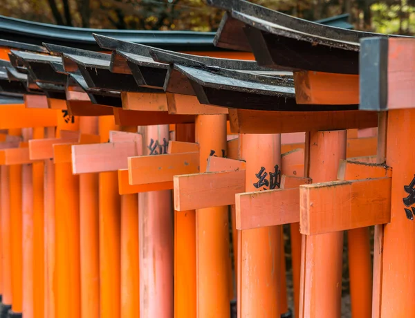 Tori czerwona brama fushimi inari sanktuarium w Kioto, Japonia — Zdjęcie stockowe