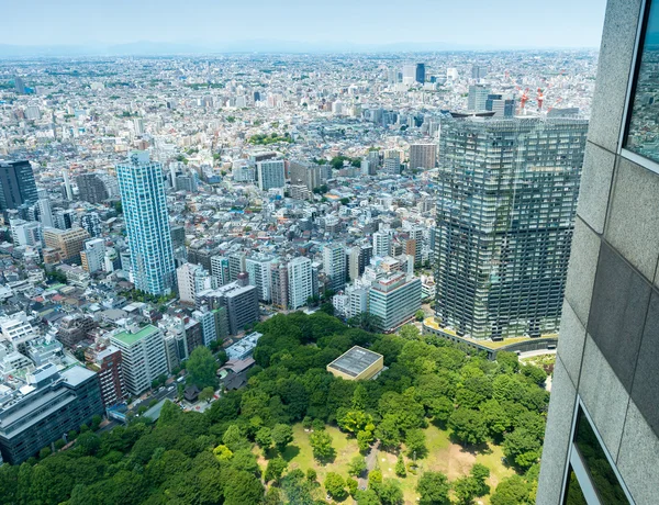 Edificios de Tokio y parque de la ciudad, vista aérea — Foto de Stock