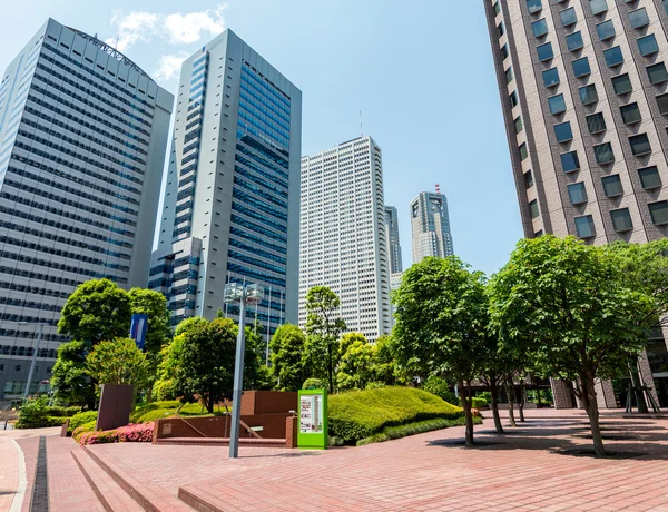 Tokyo, Giappone. skyline moderno di Shinjuku, vista verso il cielo — Foto Stock